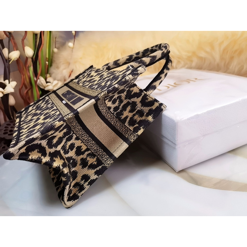 D*or book tote