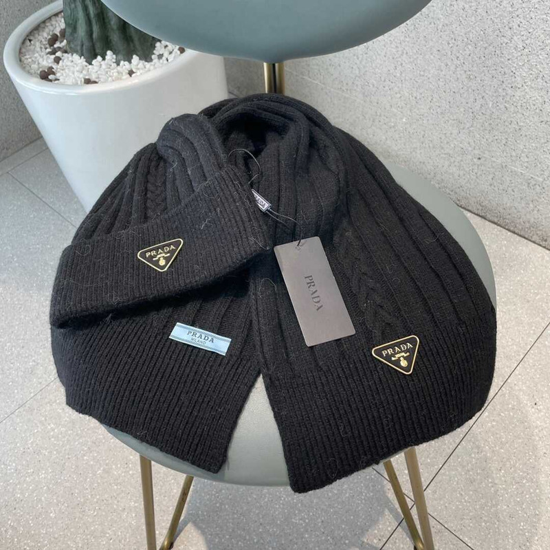 Pra*a knitted cap and scarf black