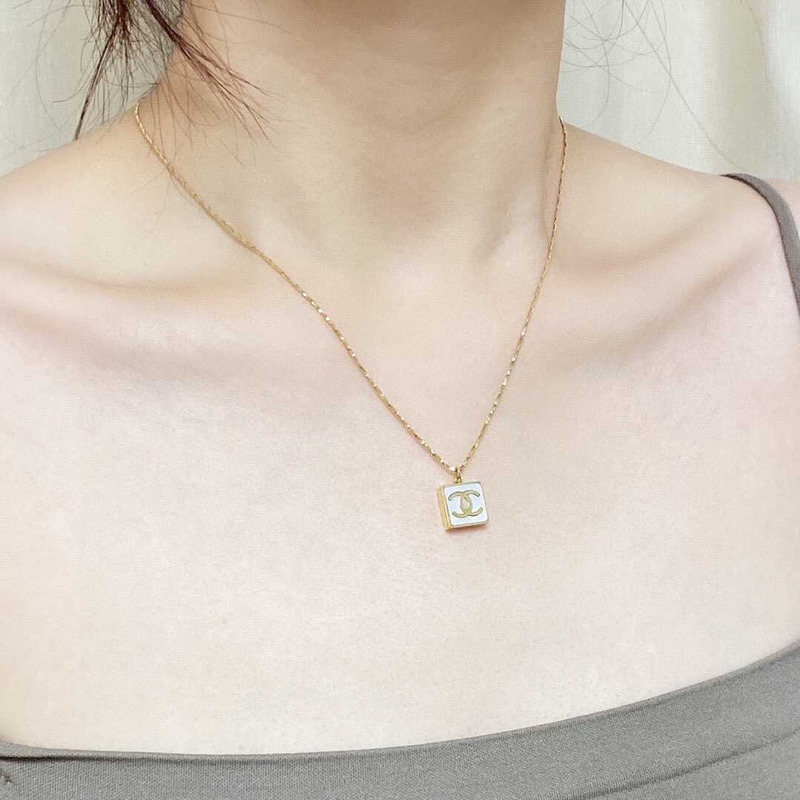 Ch*el logo pendant necklace white