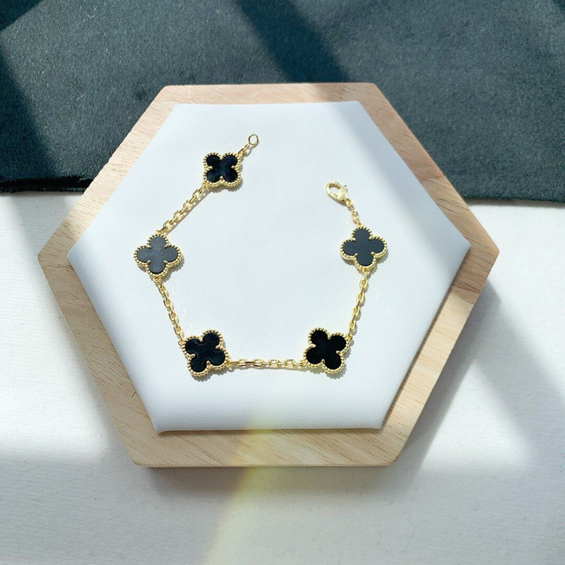 Van Cleef & Arpels Flower Design Fashionable Mother Of Pearl Bracelet