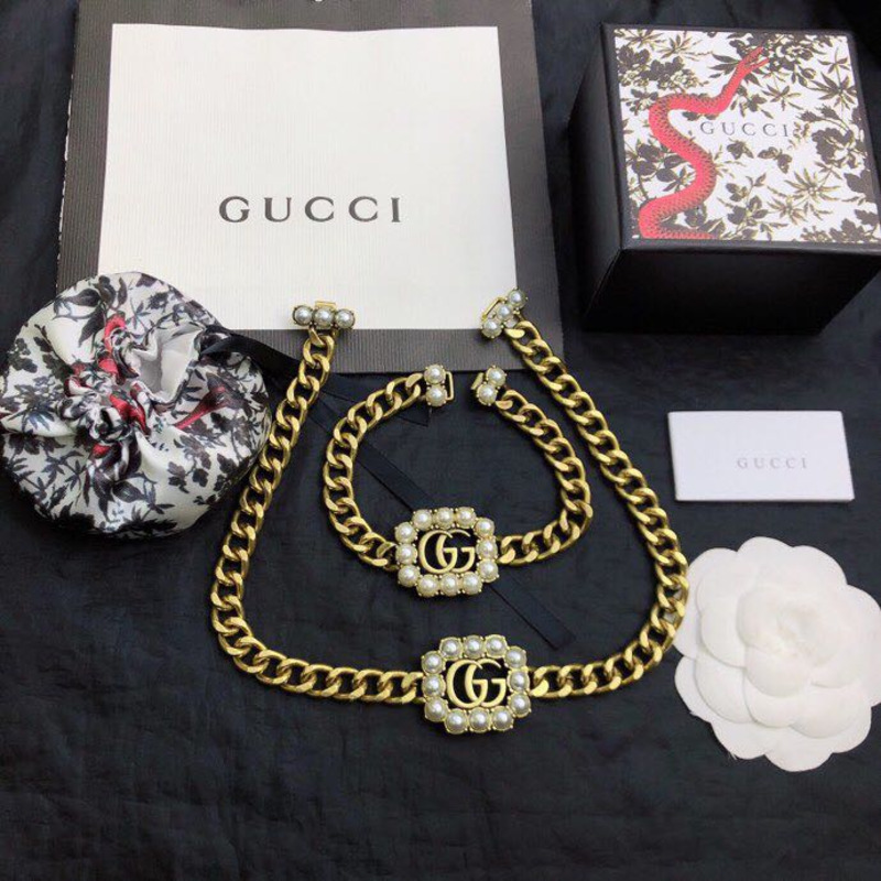 G*u*i bracelet